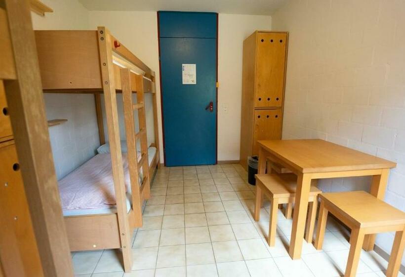 标准四人间共用浴室, Delémont Youth Hostel