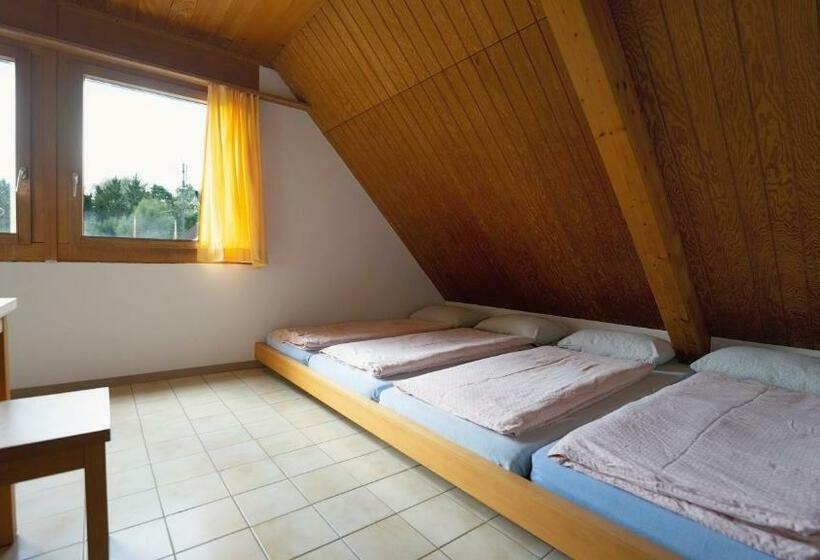 标准四人间共用浴室, Delémont Youth Hostel