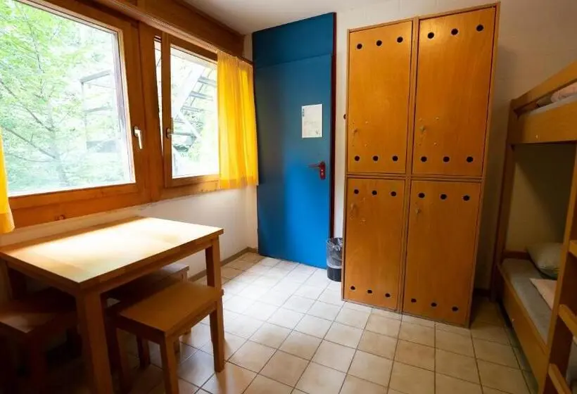 バス共有のスタンダードルーム, Delémont Youth Hostel