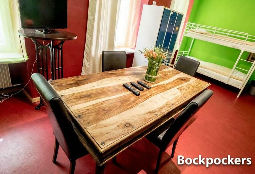 سرير فى غرفة مشتركه, & Backpackers Zak Schaffhausen