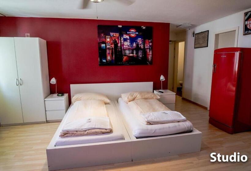 إستوديو قياسى, & Backpackers Zak Schaffhausen