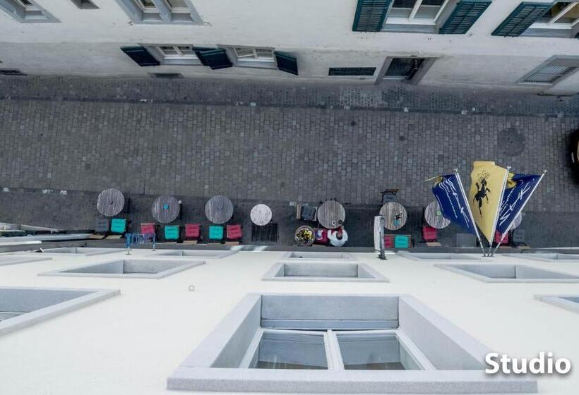 إستوديو قياسى, & Backpackers Zak Schaffhausen