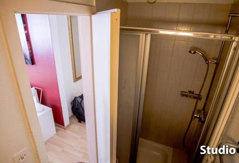 إستوديو قياسى, & Backpackers Zak Schaffhausen