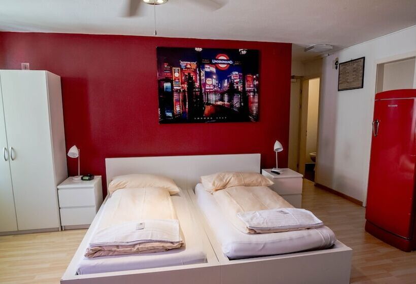 إستوديو قياسى, & Backpackers Zak Schaffhausen