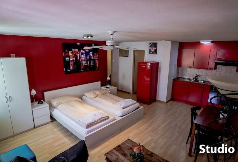 إستوديو قياسى, & Backpackers Zak Schaffhausen