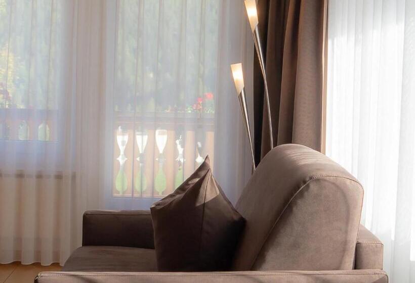 غرفة قياسية رباعية مزودة بشُرفة, Garni Panorama