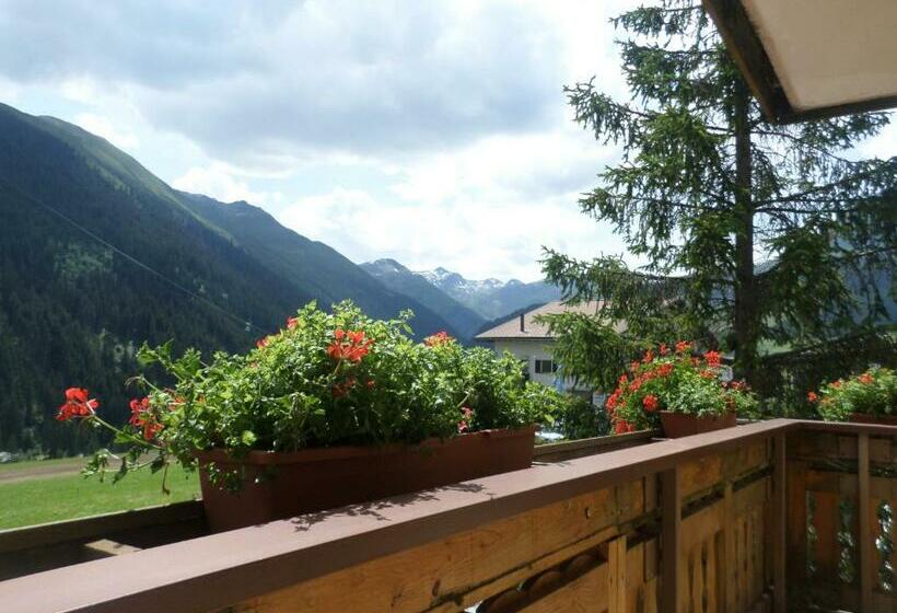 غرفة قياسية مزوَّدة بشُرفة, Mira