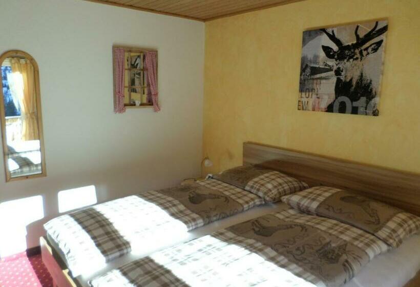 غرفة قياسية مزوَّدة بشُرفة, Mira