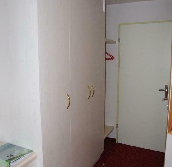 غرفة قياسية مزوَّدة بشُرفة, Mira