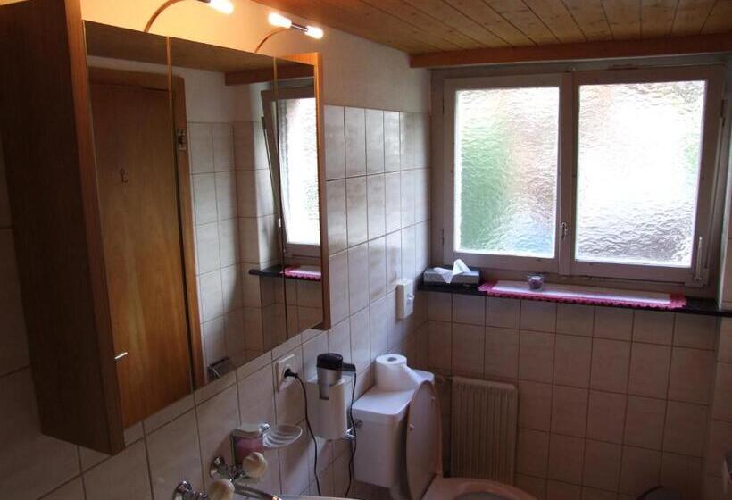 غرفة عائلية, Mira