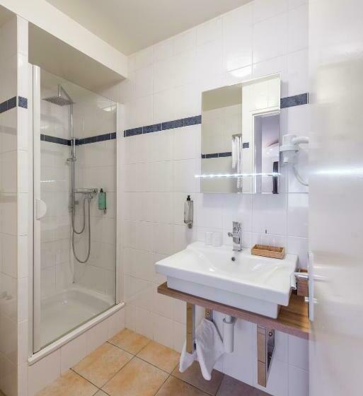 اتاق استاندارد سه نفره, Rousseau