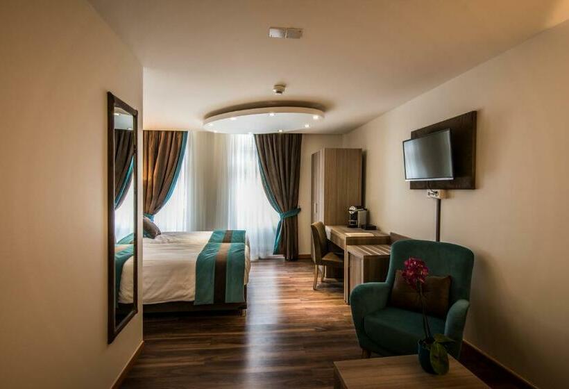 اتاق سوپریور, Rousseau