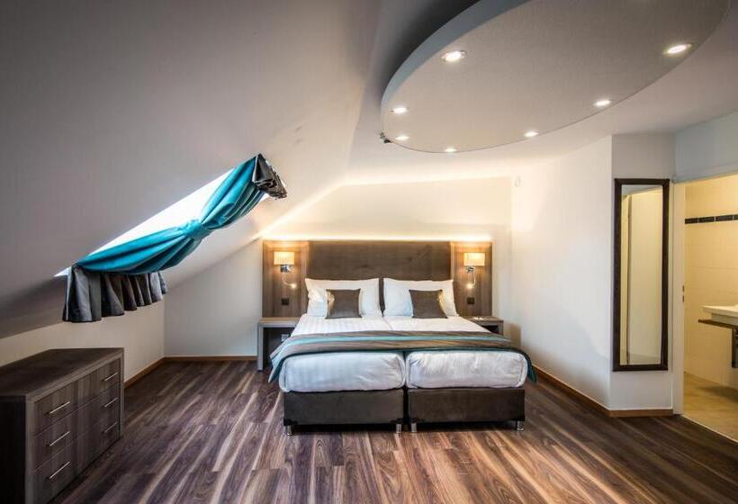 اتاق سوپریور, Rousseau