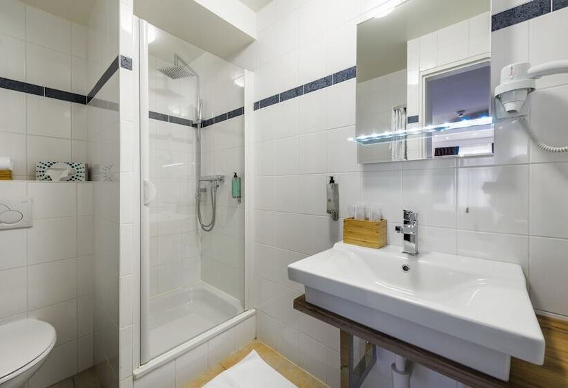 اتاق سوپریور, Rousseau