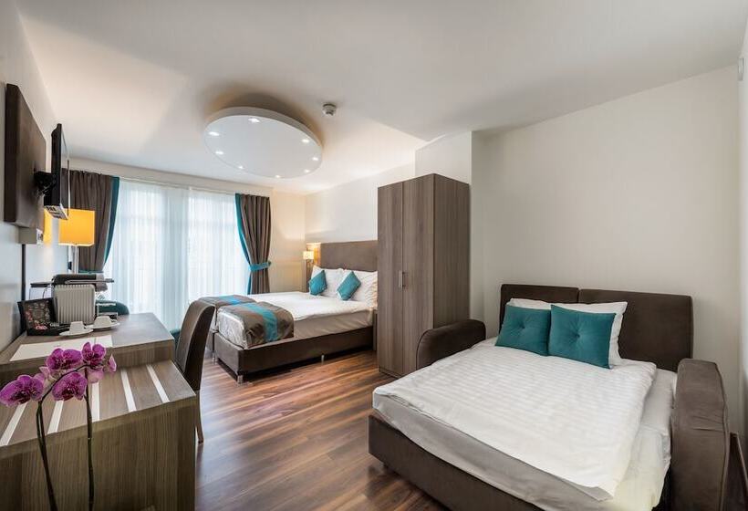 اتاق استاندارد سه نفره, Rousseau