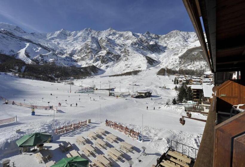غرفة عائلية مطلّة علي الجبل, The Larix Ski In Ski Out