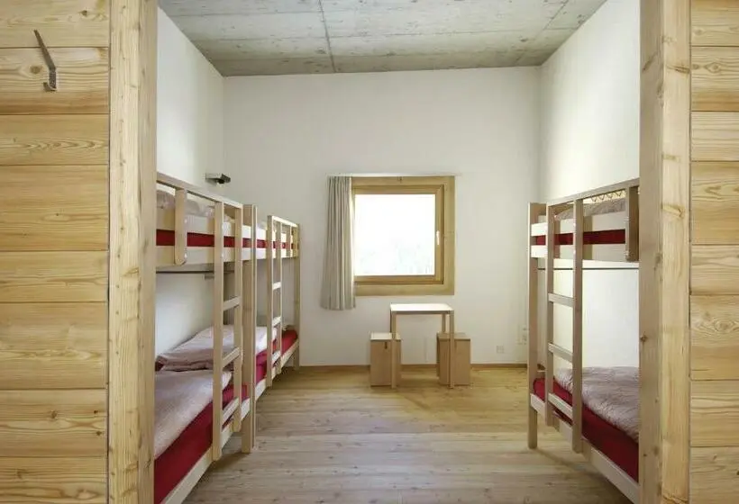Vuode Makuusalissa, Scuol Youth Hostel