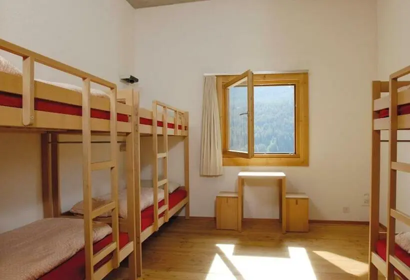 Vuode Makuusalissa, Scuol Youth Hostel