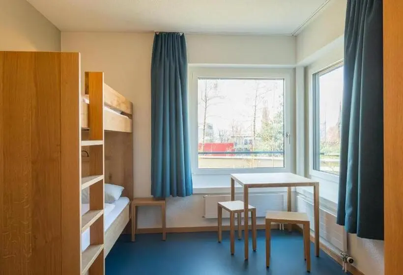 Vuode Makuusalissa, Zug Youth Hostel