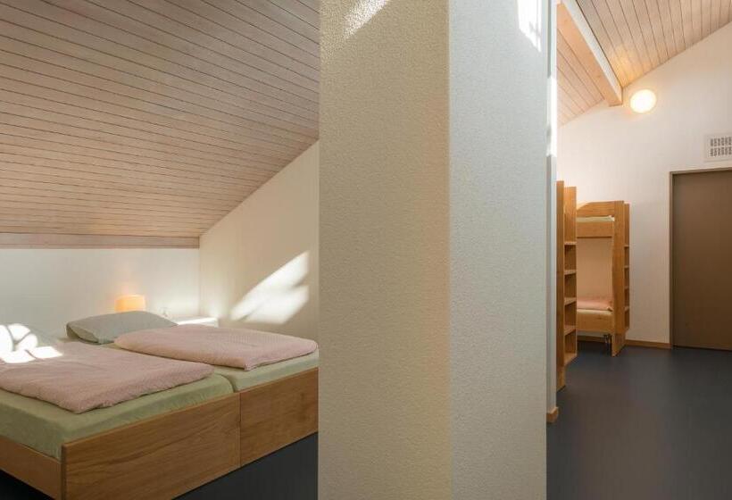 חדר משפחתי, Zug Youth Hostel