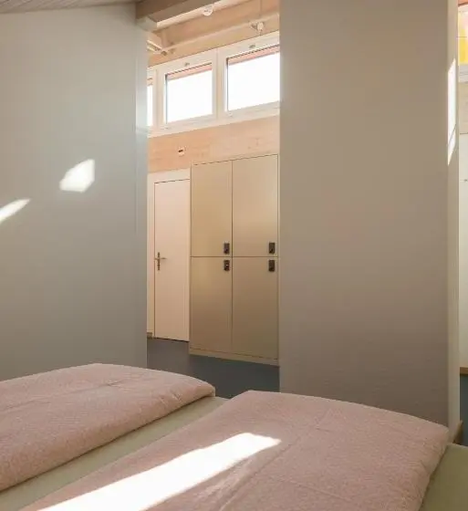 Perhehuone, Zug Youth Hostel