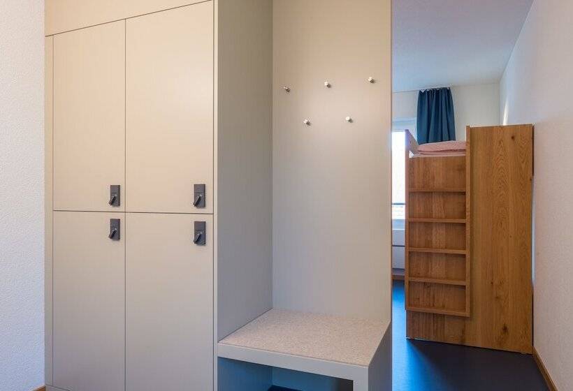 חדר סטנדרטי לארבעה עם חדר אמבטיה משותף, Zug Youth Hostel