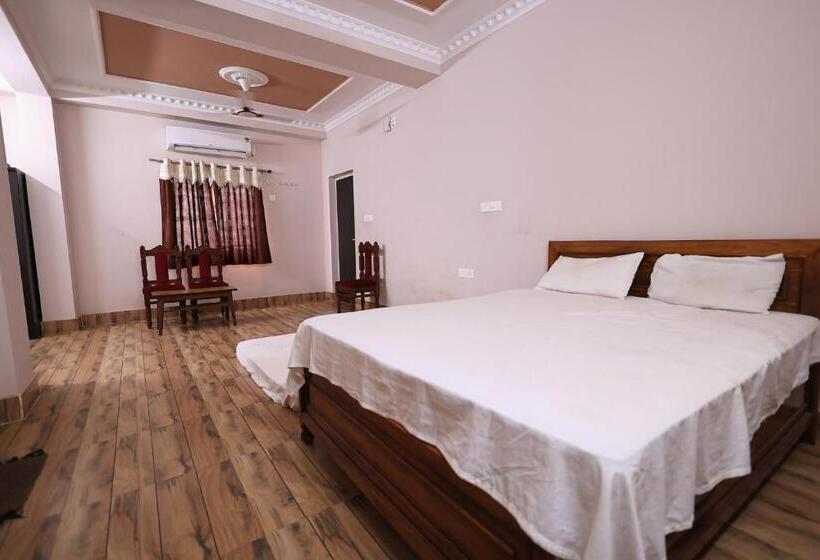 اتاق لوکس چهار تخته, Gokul Bhawan