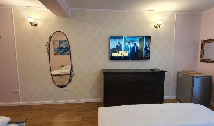 اتاق اجرایی سه نفره, Raluca Boutique