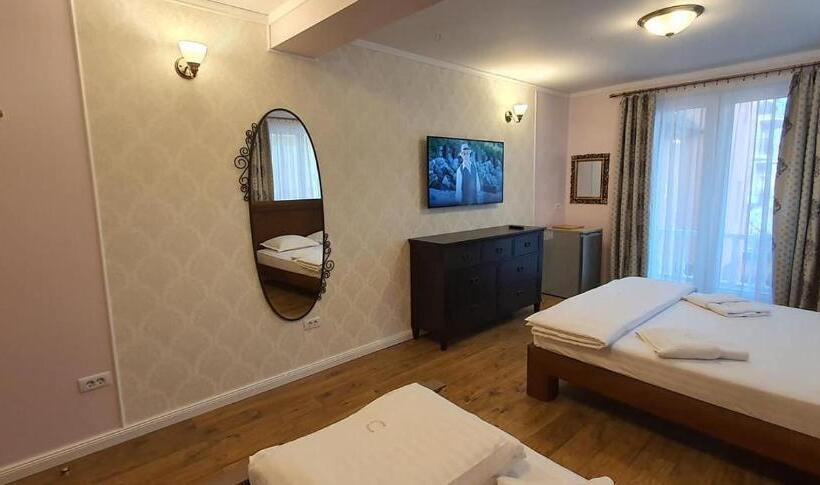 اتاق اجرایی سه نفره, Raluca Boutique