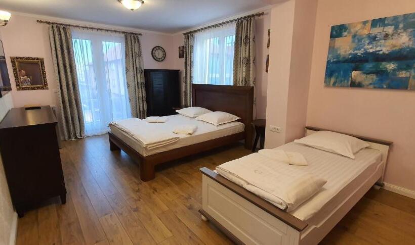 اتاق اجرایی سه نفره, Raluca Boutique