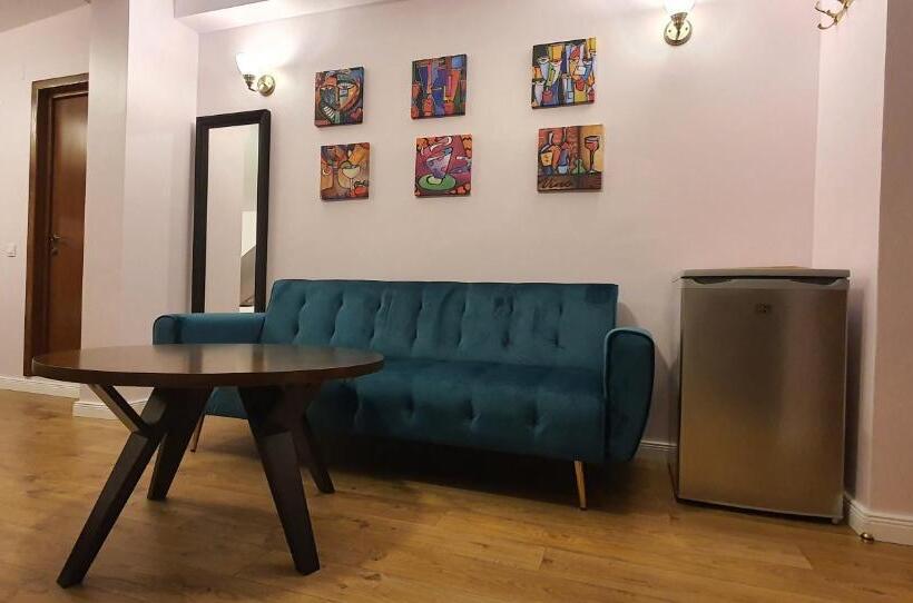 اتاق سوپریور سه تخته, Raluca Boutique