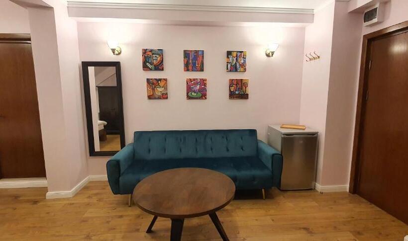 اتاق سوپریور سه تخته, Raluca Boutique