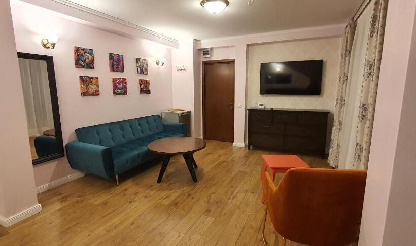 اتاق سوپریور سه تخته, Raluca Boutique