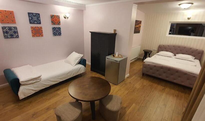 اتاق خانوادگی, Raluca Boutique