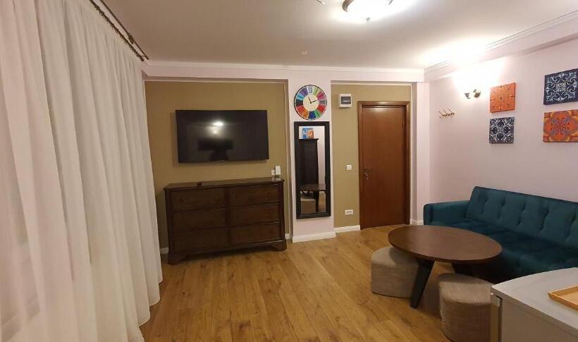 اتاق خانوادگی, Raluca Boutique