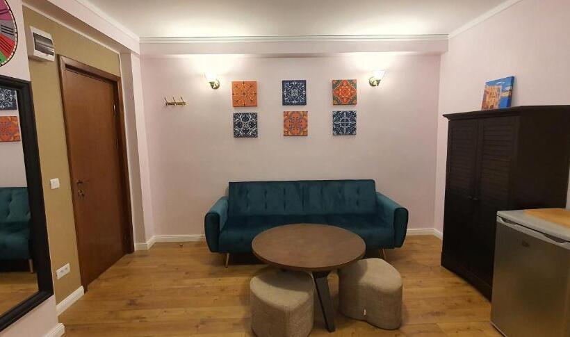 اتاق خانوادگی, Raluca Boutique