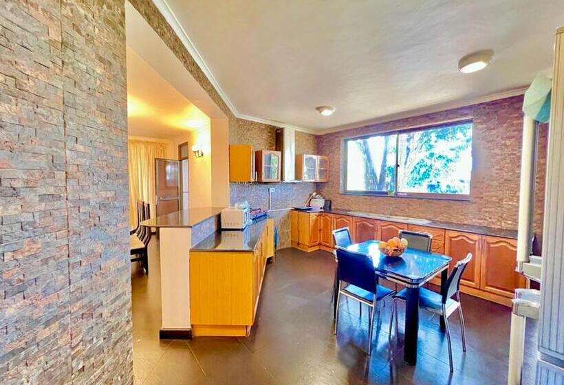 キングサイズベッドのスタンダードルーム, Wenzi Luxury Homes