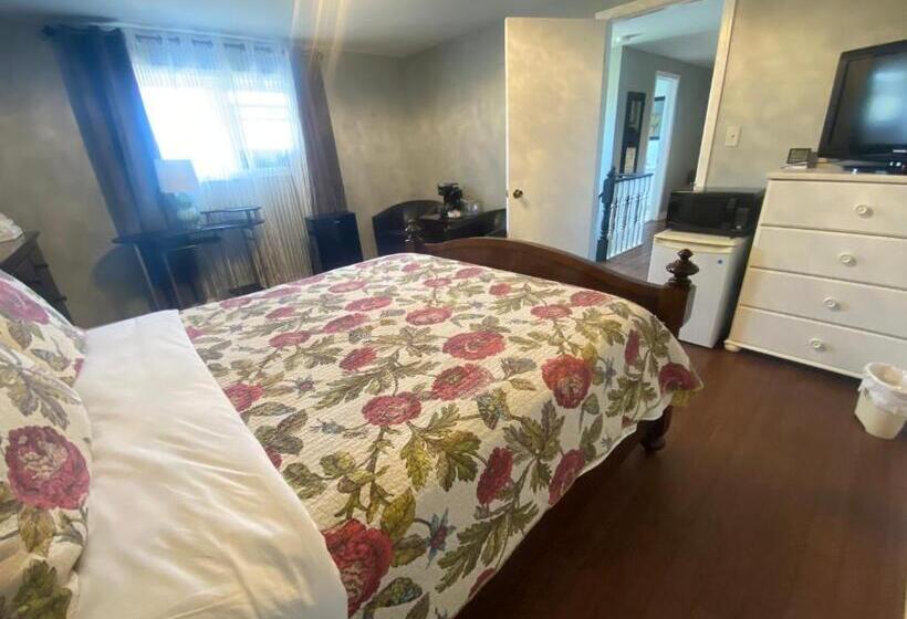 جناح عائلي, Butterfly Manor