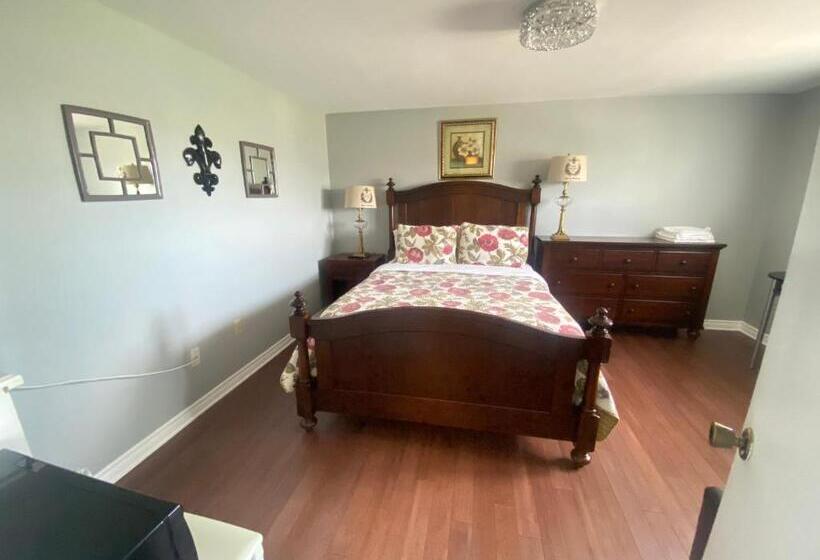 جناح عائلي, Butterfly Manor