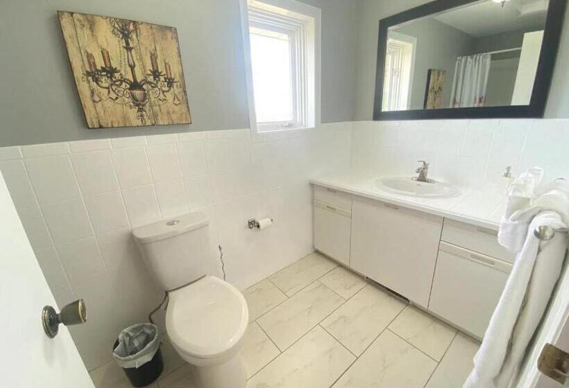 جناح عائلي, Butterfly Manor