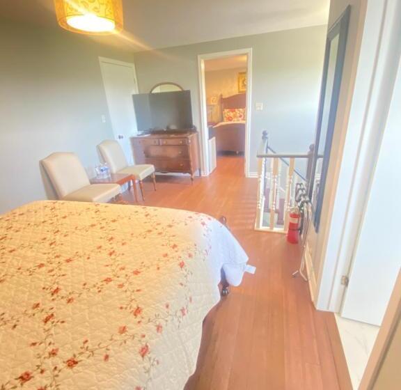 جناح عائلي, Butterfly Manor