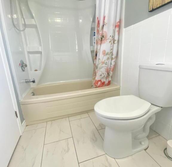 جناح عائلي, Butterfly Manor