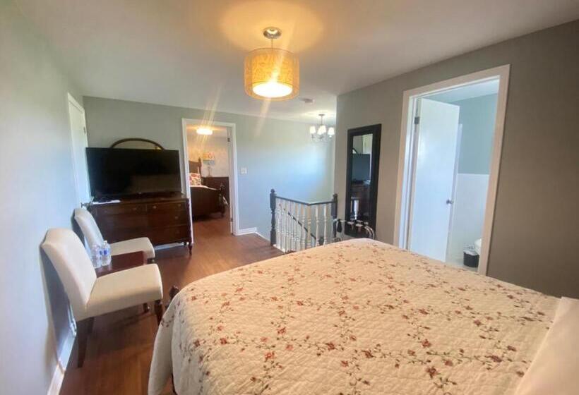 جناح عائلي, Butterfly Manor