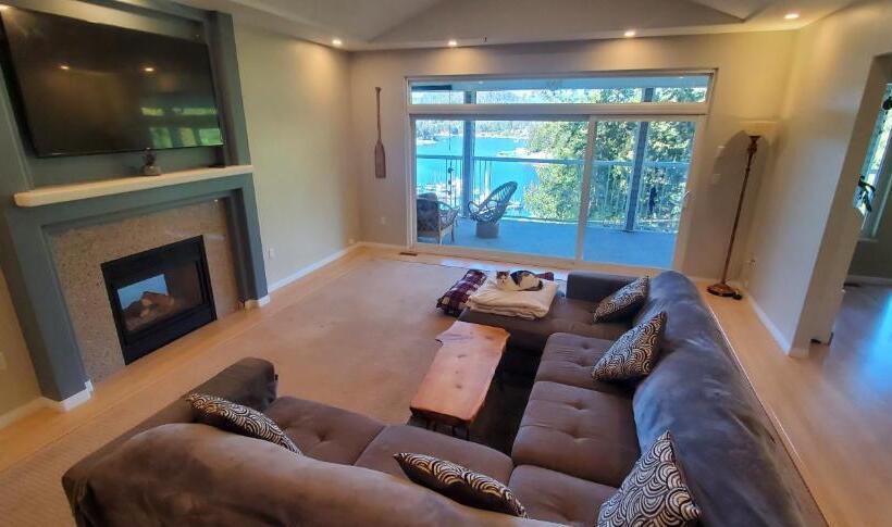 2间卧室的房子, Madeira Park Oceanview Suites