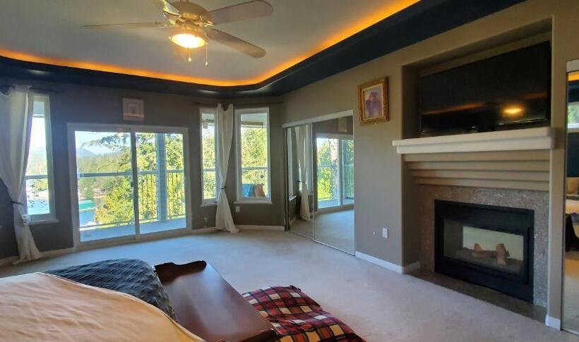 2间卧室的房子, Madeira Park Oceanview Suites