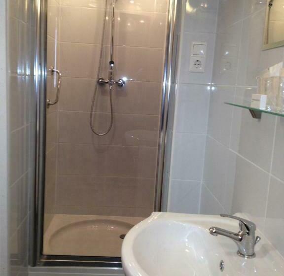 スタンダードトリプルルーム, Anna