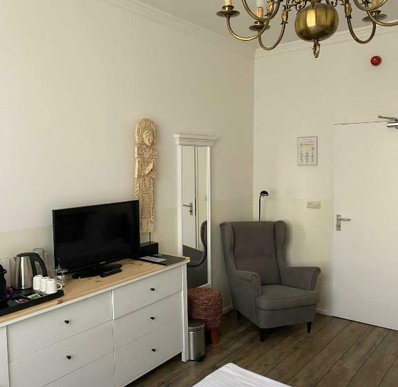 חדר סטנדרט לשלושה, Buren