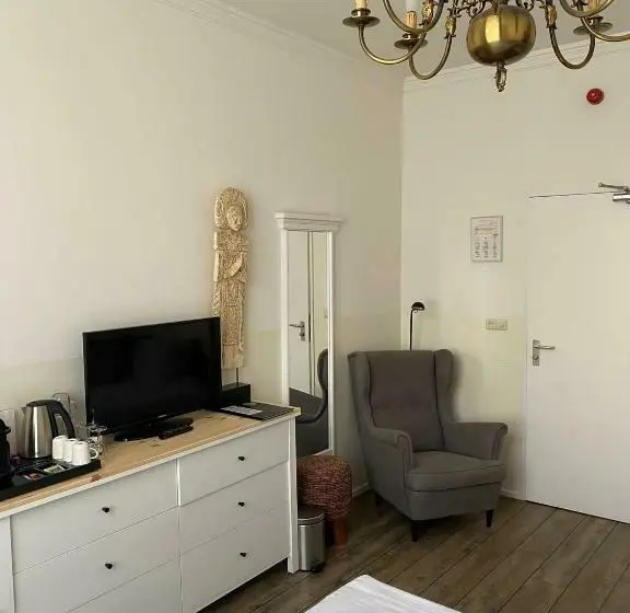 Standard Kolmen Hengen Huone, Buren