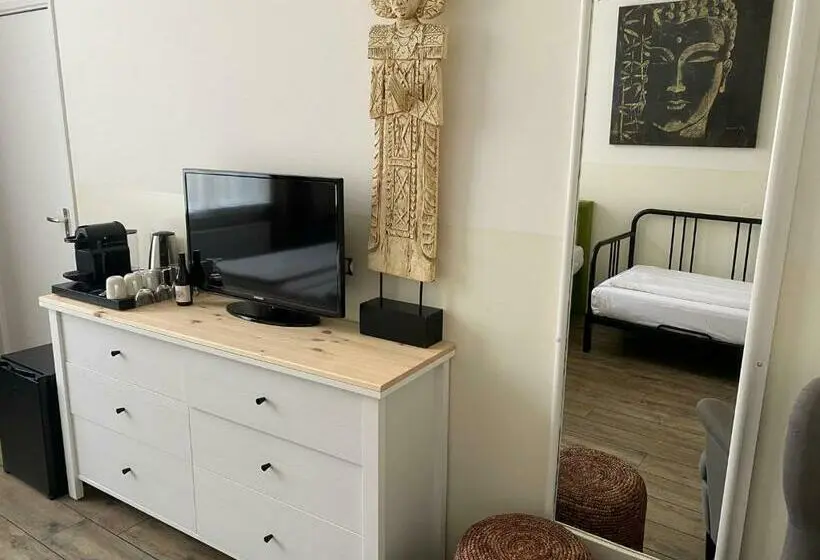 Standard Kolmen Hengen Huone, Buren