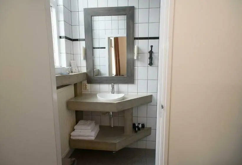 Standard Kolmen Hengen Huone, Buren